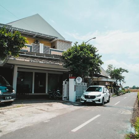 The Canal Homestay Probolinggo Exterior photo