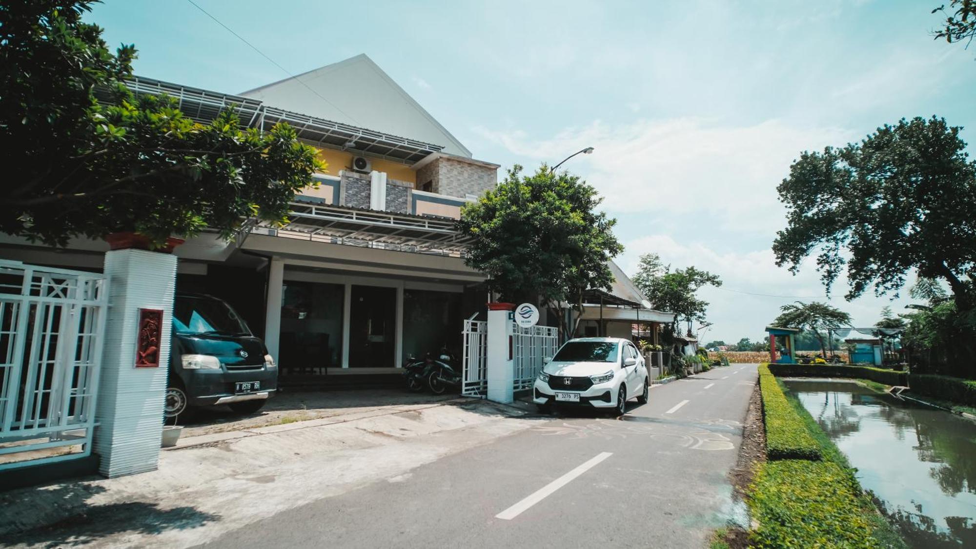 The Canal Homestay Probolinggo Exterior photo